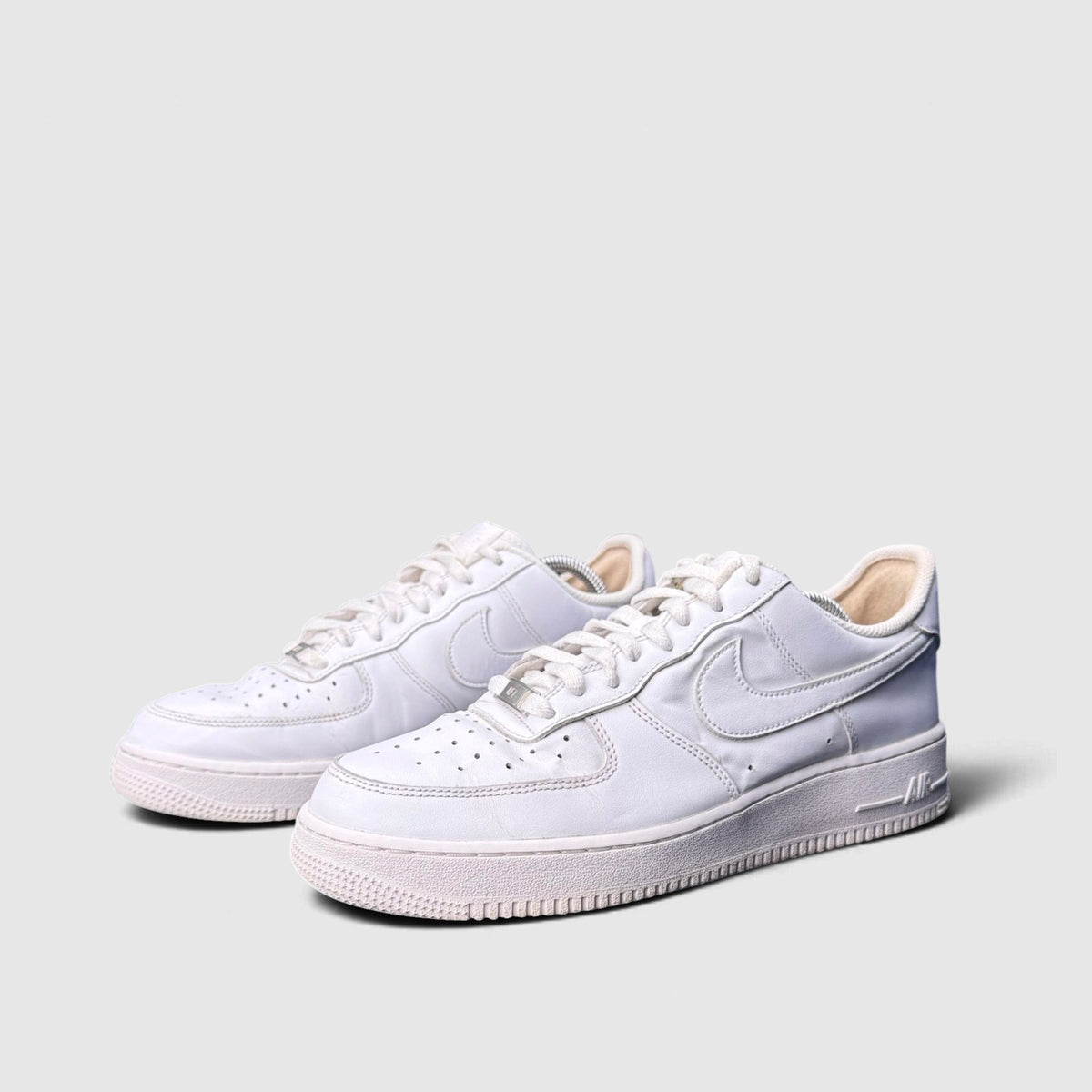 Nike Air Force 1 Low Triple White, buty sportowe męskie w bardzo dobrym stanie rozmiar 44, para butów