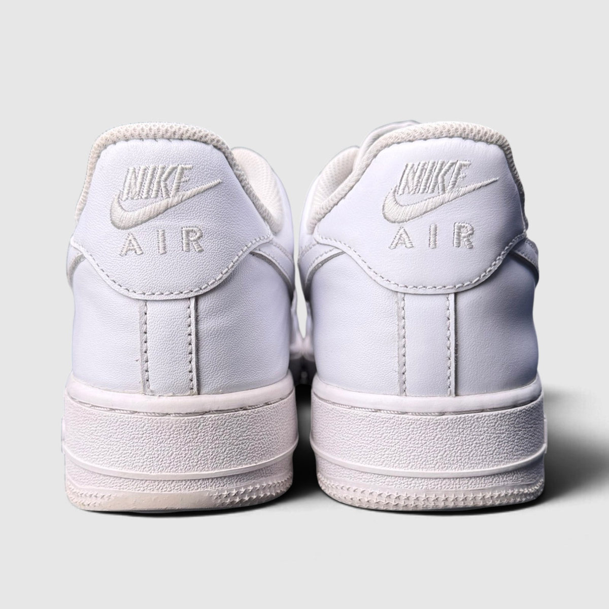 Nike Air Force 1 Low Triple White, buty sportowe męskie w bardzo dobrym stanie rozmiar 44, widok z tyłu