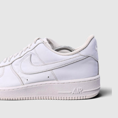 Nike Air Force 1 Low Triple White, buty sportowe męskie w bardzo dobrym stanie rozmiar 44, boczny profil, lewa strona