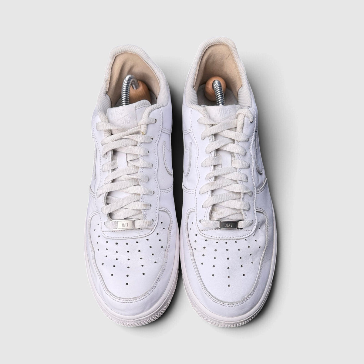 Nike Air Force 1 Low Triple White, buty sportowe męskie w bardzo dobrym stanie rozmiar 44, widok z góry