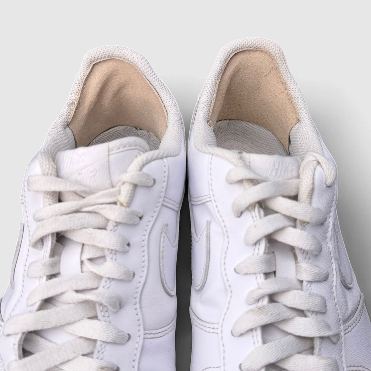 Nike Air Force 1 Low Triple White, buty sportowe męskie w bardzo dobrym stanie rozmiar 44, widok z góry