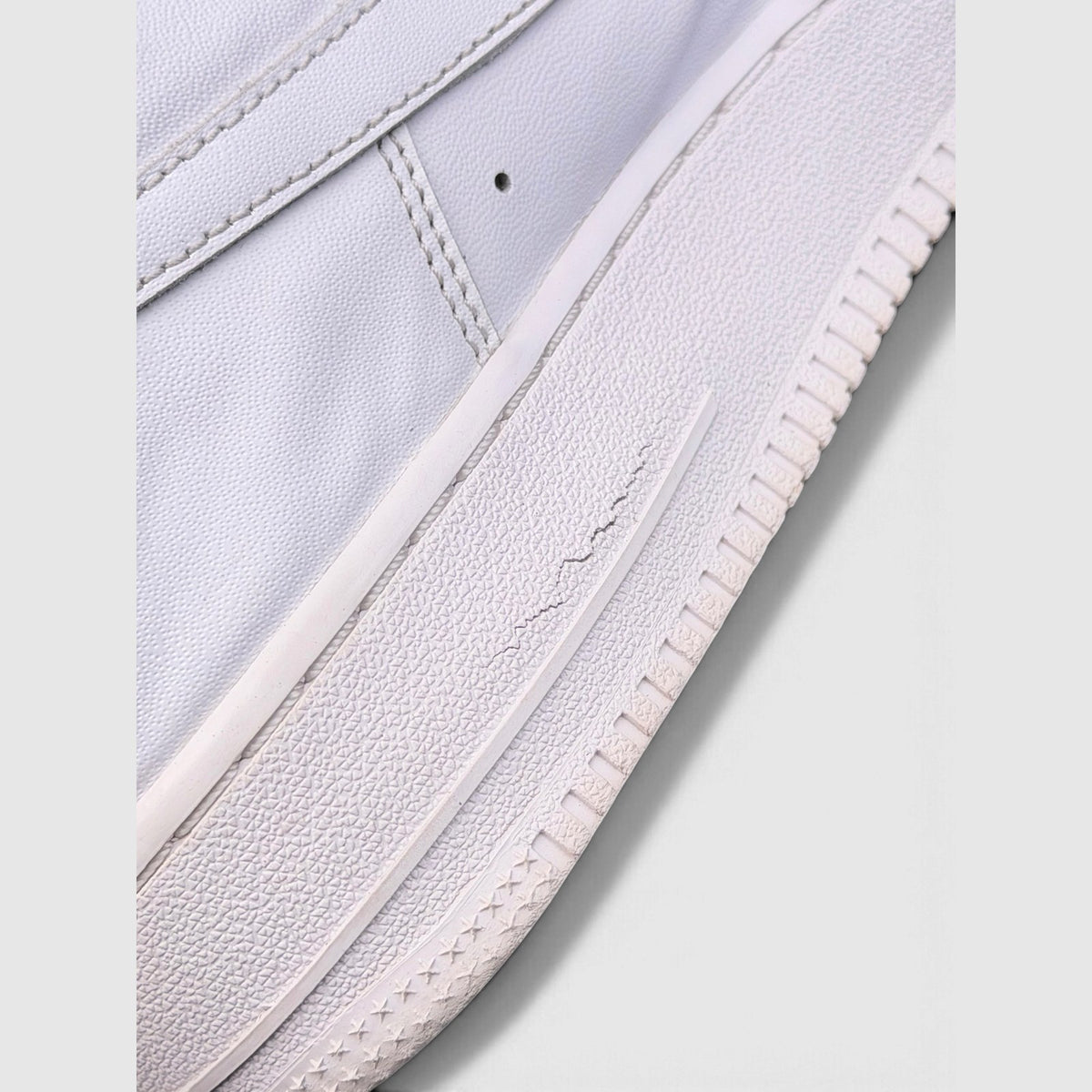Nike Air Force 1 Low Triple White, buty sportowe męskie w bardzo dobrym stanie rozmiar 44, widok z tyłu