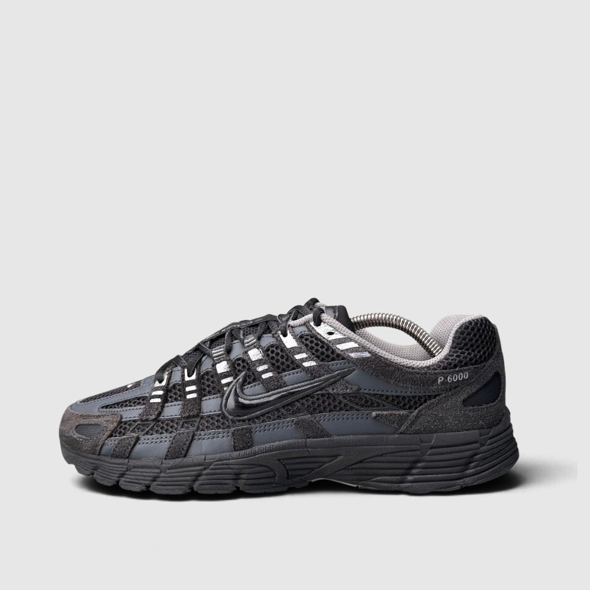 Nike P-6000, buty sportowe męskie w bardzo dobrym stanie rozmiar 42.5, boczny profil, lewa strona