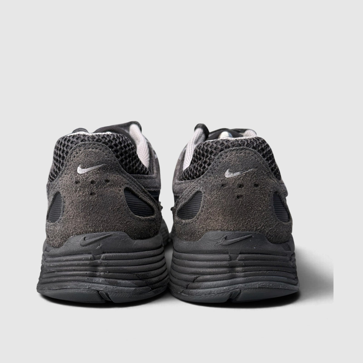 Nike P-6000, buty sportowe męskie w bardzo dobrym stanie rozmiar 42.5, widok z tyłu