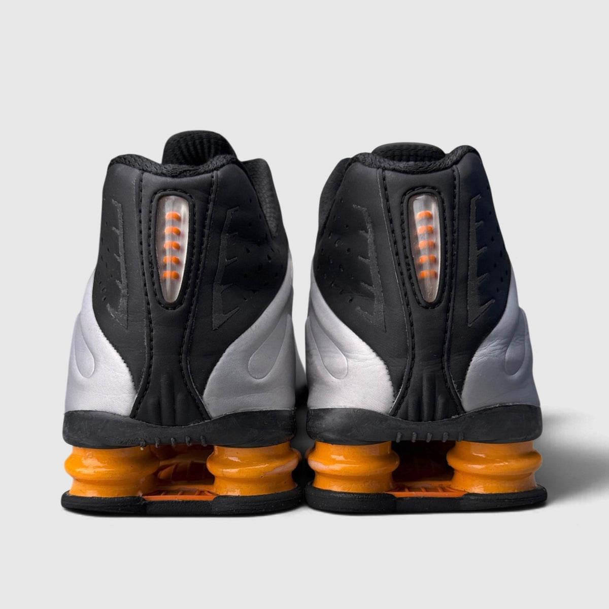 Nike Shox R4 Bright Mandarin, buty sportowe męskie w bardzo dobrym stanie rozmiar 42.5, widok z tyłu