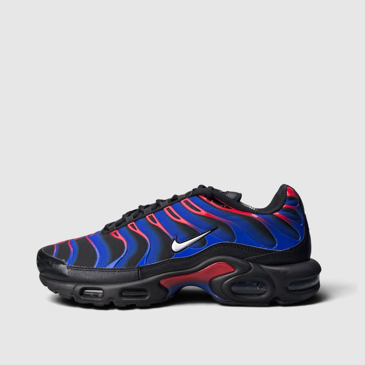 Nike Air Max Plus Spider-Man, buty sportowe męskie w bardzo dobrym stanie rozmiar 44.5, boczny profil, lewa strona