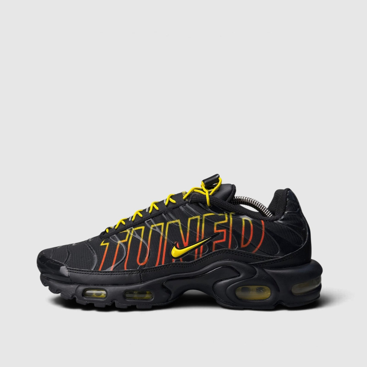 Nike Air Max Plus Sunrise, buty sportowe męskie w bardzo dobrym stanie rozmiar 44.5, boczny profil, lewa strona