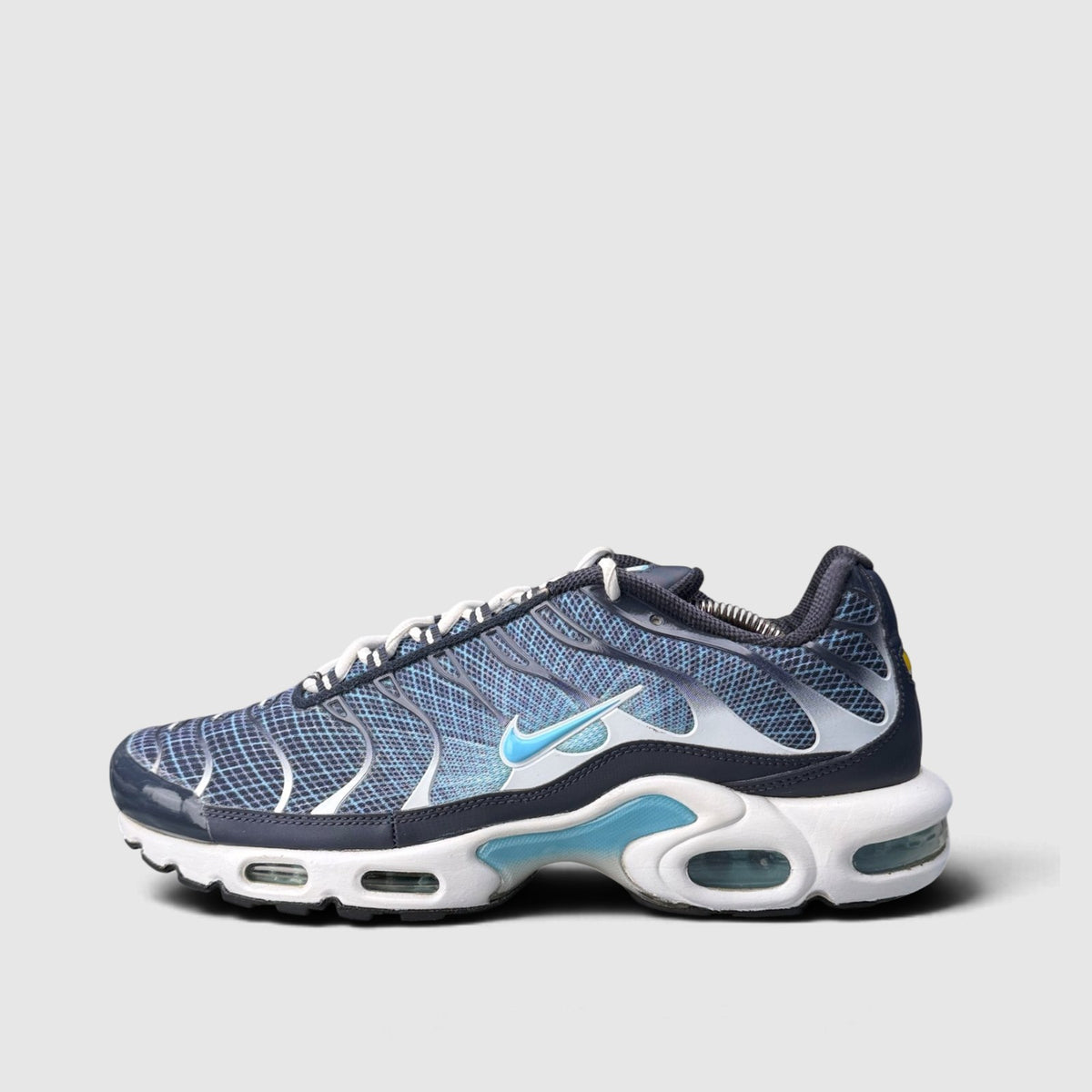 Nike Air Max Plus Dark Obsidian, buty sportowe męskie w bardzo dobrym stanie rozmiar 44.5, boczny profil, lewa strona