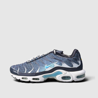 Nike Air Max Plus Dark Obsidian, buty sportowe męskie w bardzo dobrym stanie rozmiar 44.5, boczny profil, lewa strona
