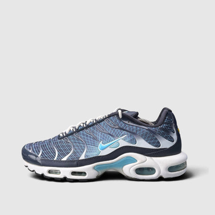 Nike Air Max Plus Dark Obsidian, buty sportowe męskie w bardzo dobrym stanie rozmiar 44.5, boczny profil, lewa strona