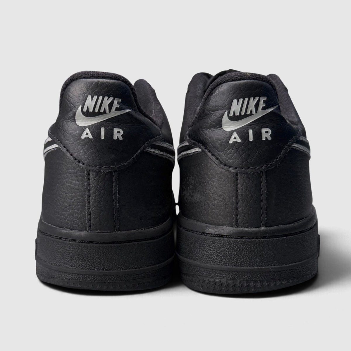 Nike Air Force 1 Low, buty sportowe damskie w bardzo dobrym stanie rozmiar 38, widok z tyłu