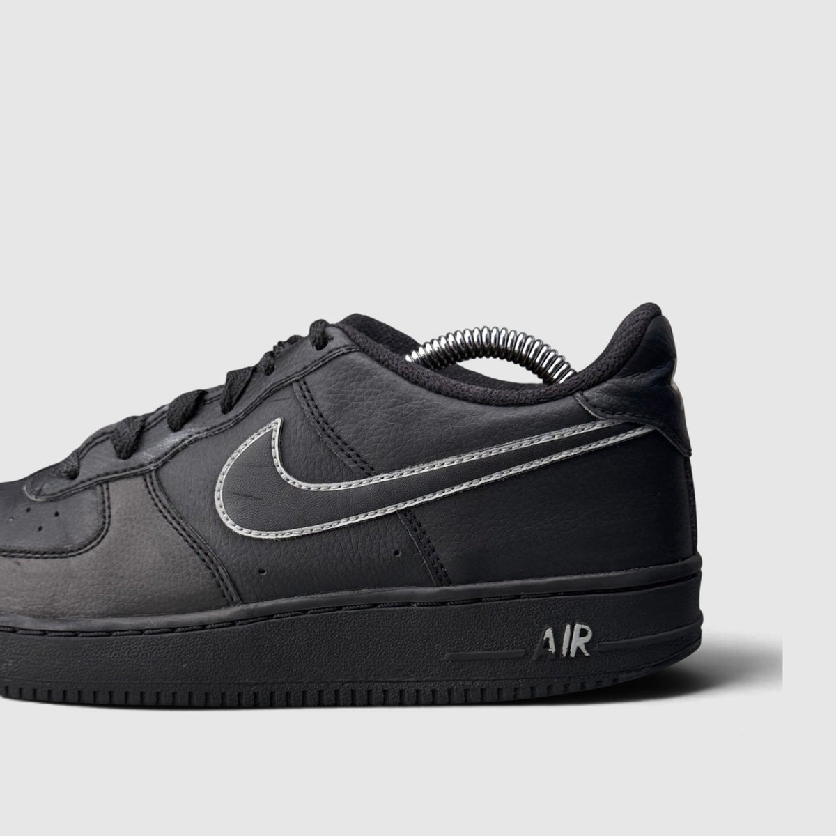 Nike Air Force 1 Low, buty sportowe damskie w bardzo dobrym stanie rozmiar 38, boczny profil, lewa strona