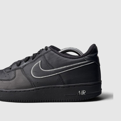 Nike Air Force 1 Low, buty sportowe damskie w bardzo dobrym stanie rozmiar 38, boczny profil, lewa strona