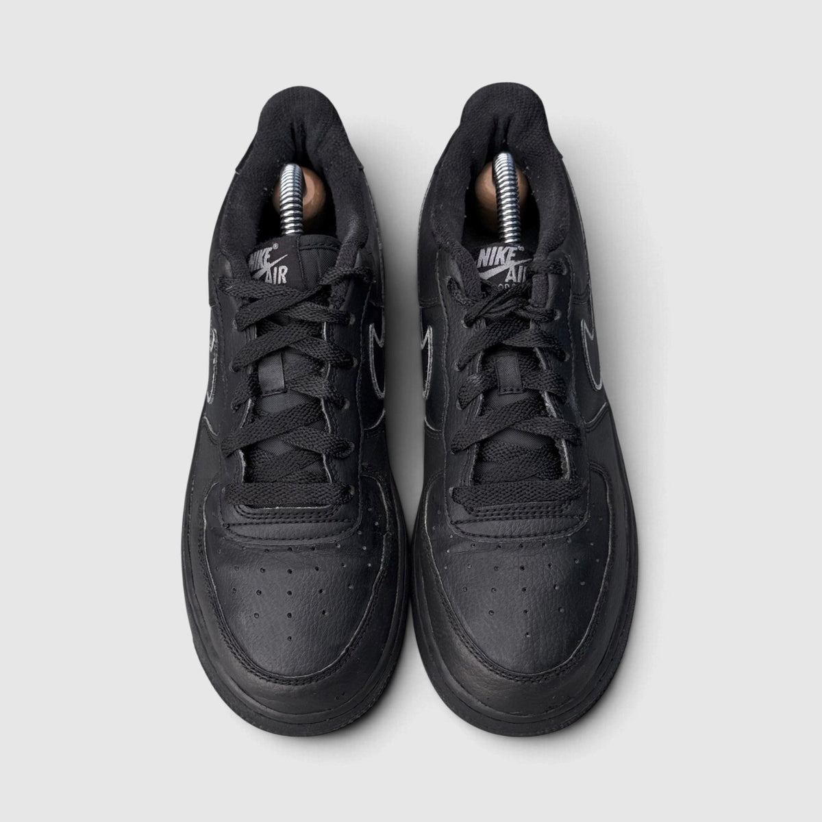 Nike Air Force 1 Low, buty sportowe damskie w bardzo dobrym stanie rozmiar 38, widok z przodu