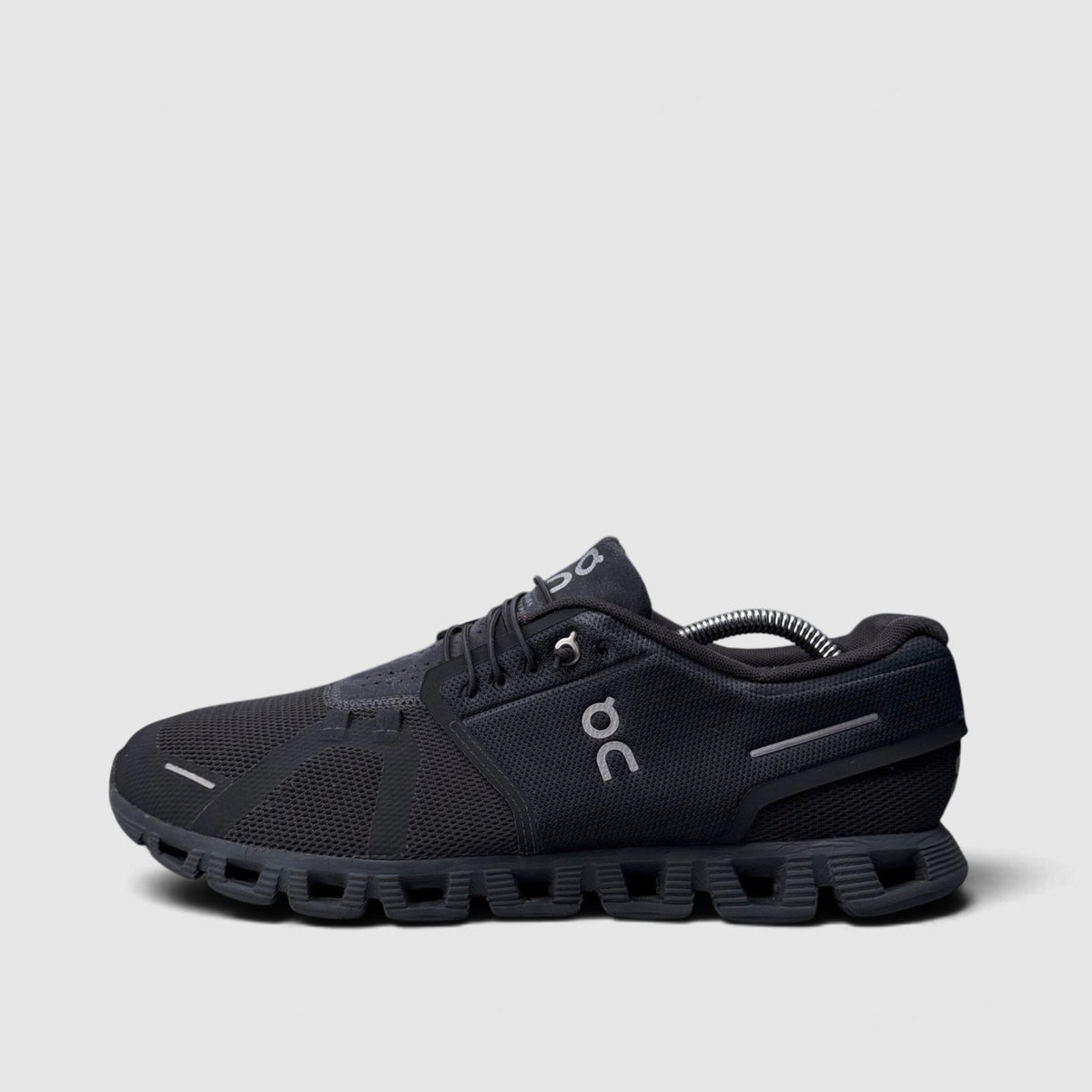 On Cloud 5 All Black, buty sportowe męskie w bardzo dobrym stanie rozmiar 44, boczny profil, lewa strona