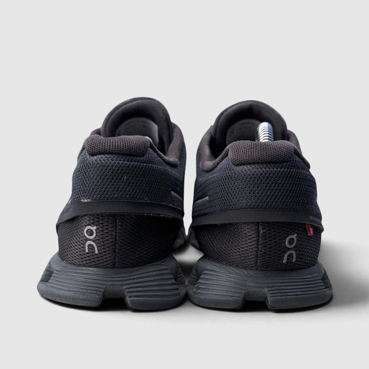 On Cloud 5 All Black, buty sportowe męskie w bardzo dobrym stanie rozmiar 44, widok z tyłu