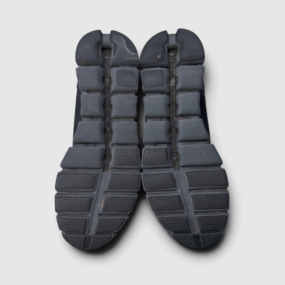 On Cloud 5 All Black, buty sportowe męskie w bardzo dobrym stanie rozmiar 44, podeszwa