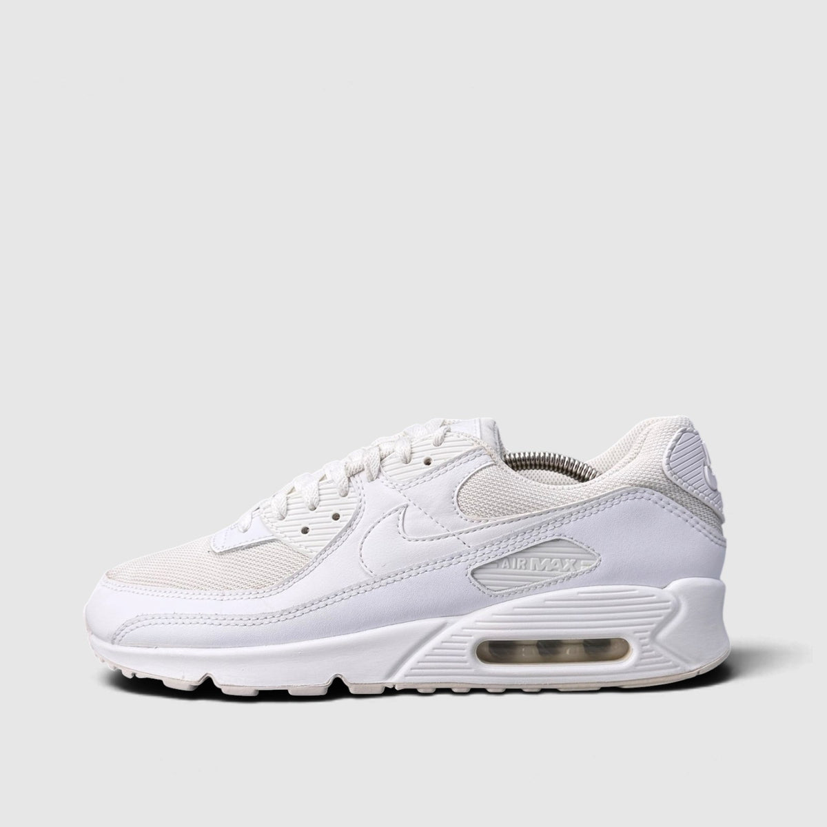 Nike Air Max 90 Triple White, buty sportowe męskie w bardzo dobrym stanie rozmiar 44.5, boczny profil, lewa strona