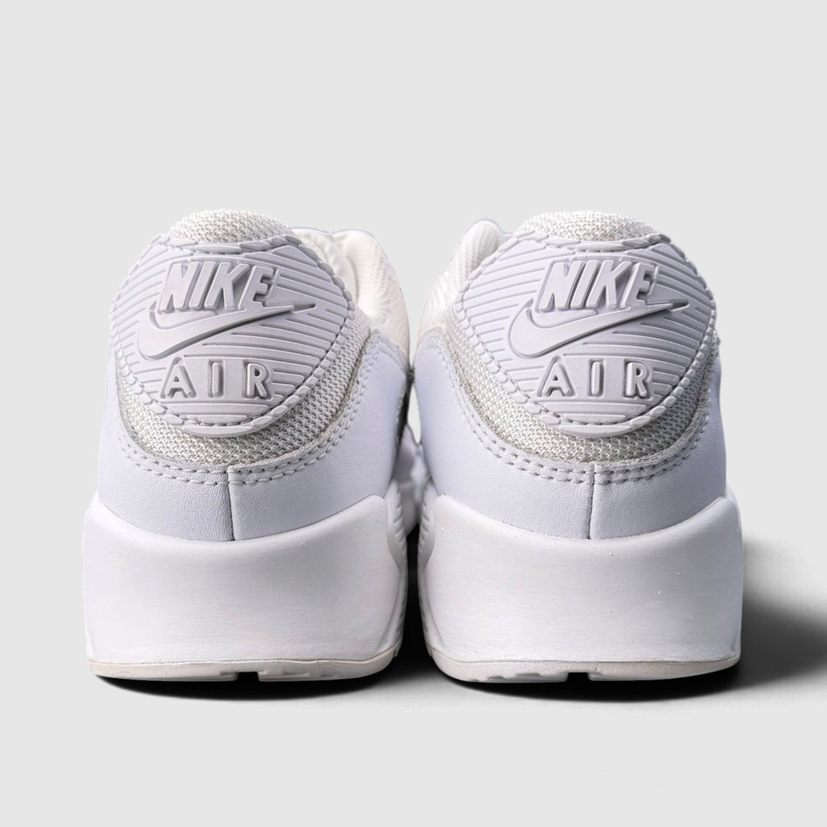 Nike Air Max 90 Triple White, buty sportowe męskie w bardzo dobrym stanie rozmiar 44.5, widok z tyłu