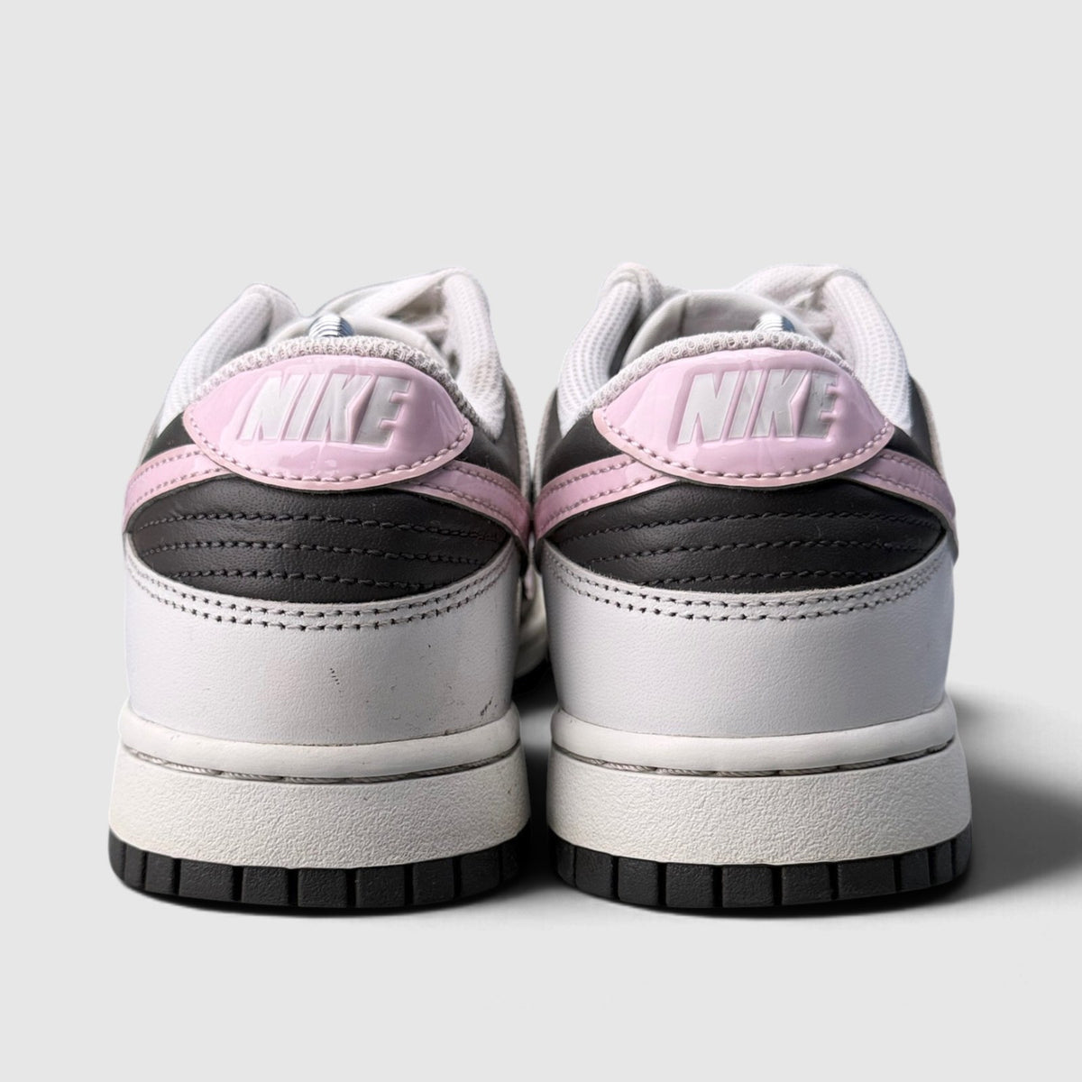 Nike Dunk Low, buty sportowe damskie w bardzo dobrym stanie rozmiar 39, widok z tyłu