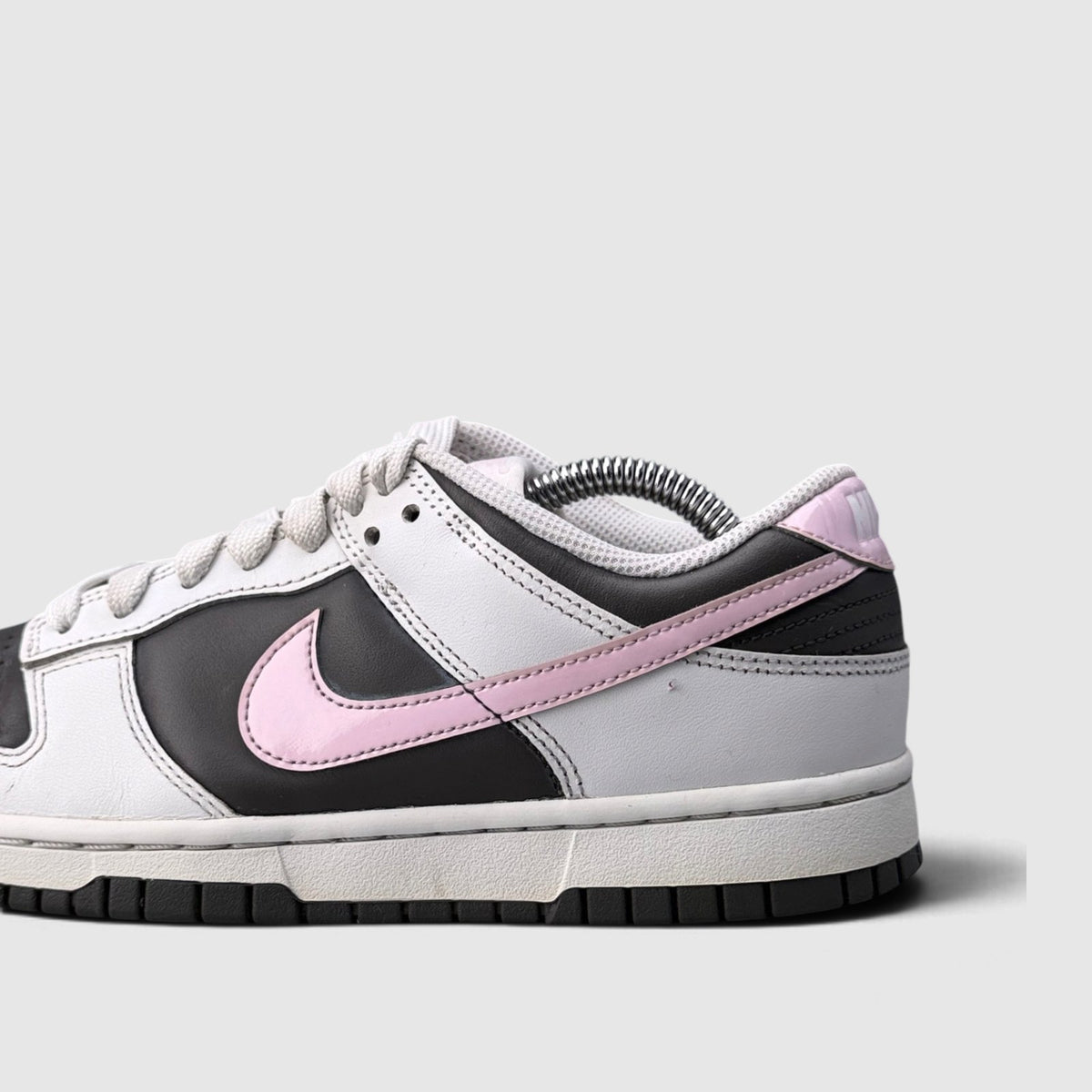 Nike Dunk Low, buty sportowe damskie w bardzo dobrym stanie rozmiar 39, boczny profil, lewa strona