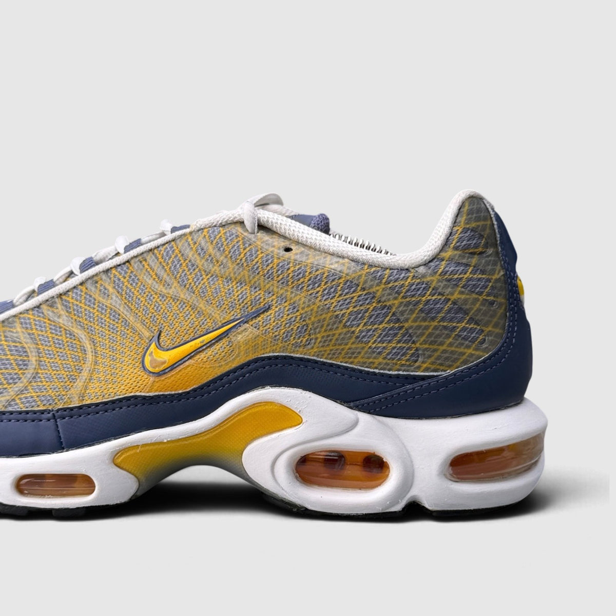 Nike Air Max Plus, buty sportowe męskie w bardzo dobrym stanie rozmiar 44, boczny profil, lewa strona