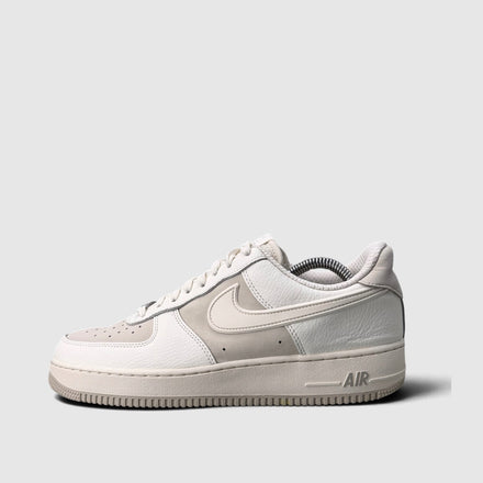 Nike Air Force 1 '07 LV8, buty sportowe męskie w bardzo dobrym stanie rozmiar 43, boczny profil, lewa strona