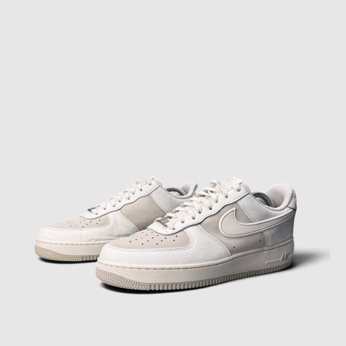 Nike Air Force 1 '07 LV8, buty sportowe męskie w bardzo dobrym stanie rozmiar 43, para butów
