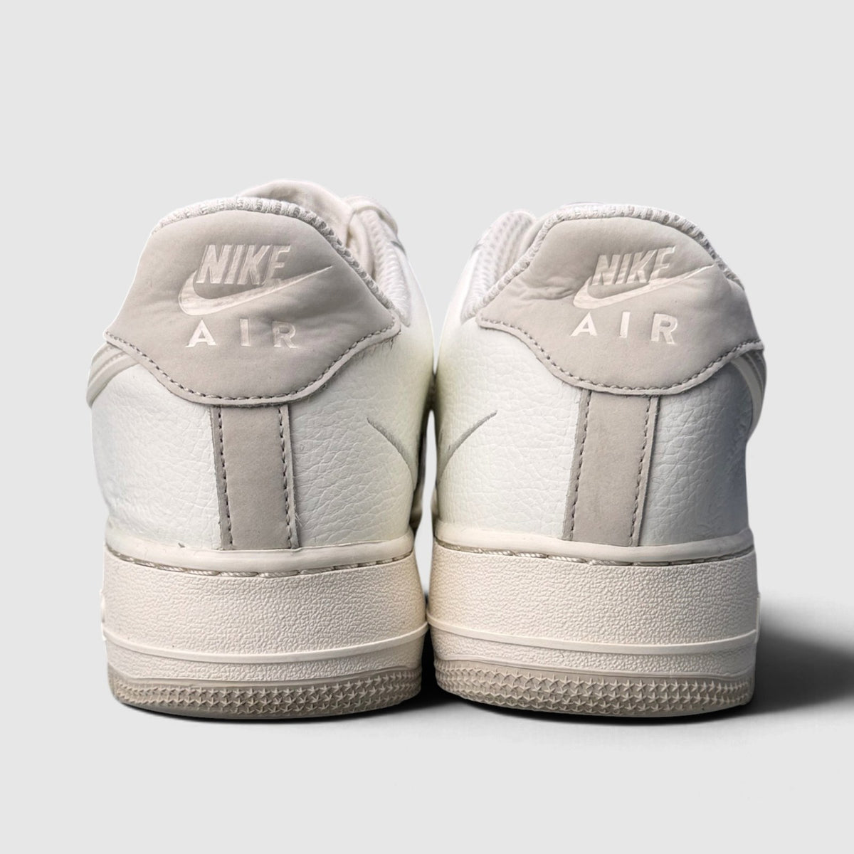 Nike Air Force 1 '07 LV8, buty sportowe męskie w bardzo dobrym stanie rozmiar 43, widok z tyłu