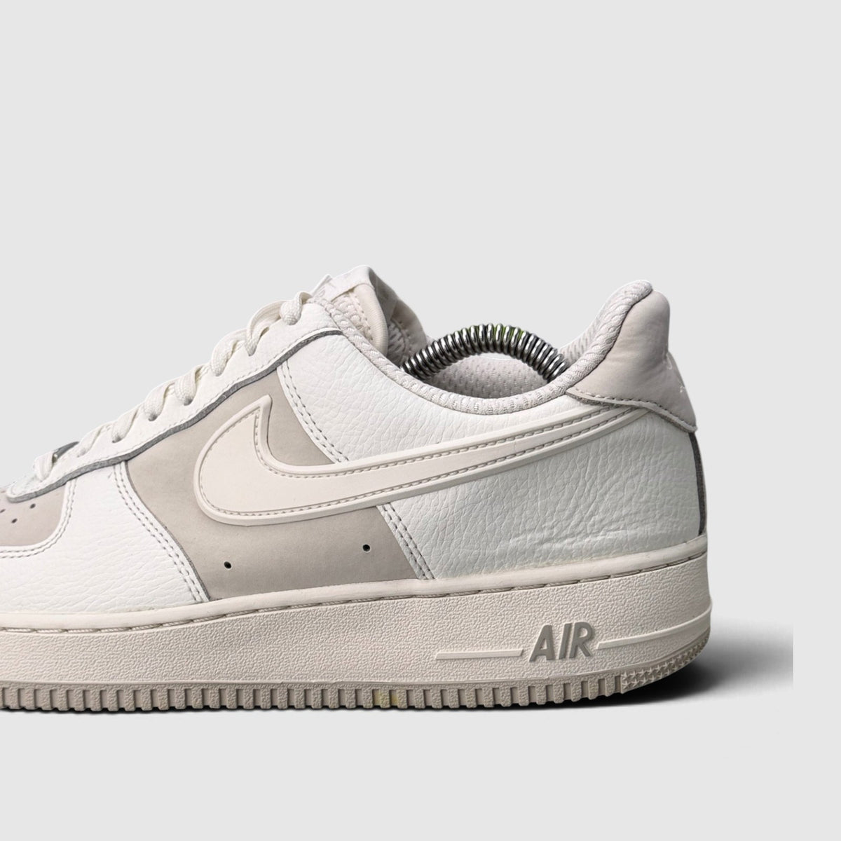 Nike Air Force 1 '07 LV8, buty sportowe męskie w bardzo dobrym stanie rozmiar 43, detal