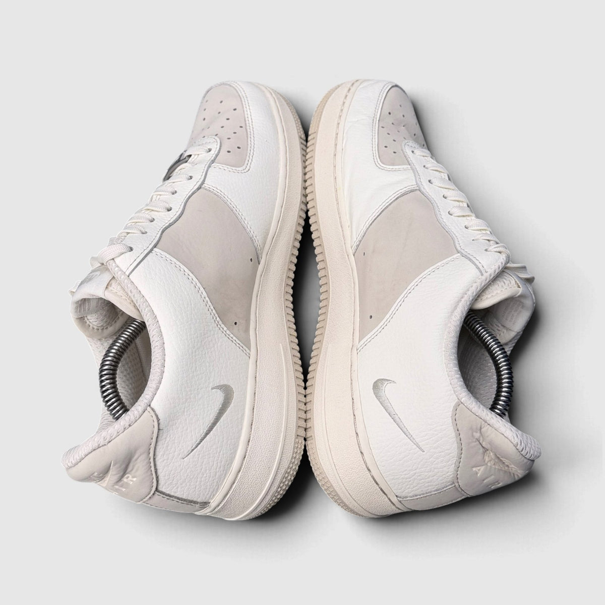 Nike Air Force 1 '07 LV8, buty sportowe męskie w bardzo dobrym stanie rozmiar 43, widok z góry