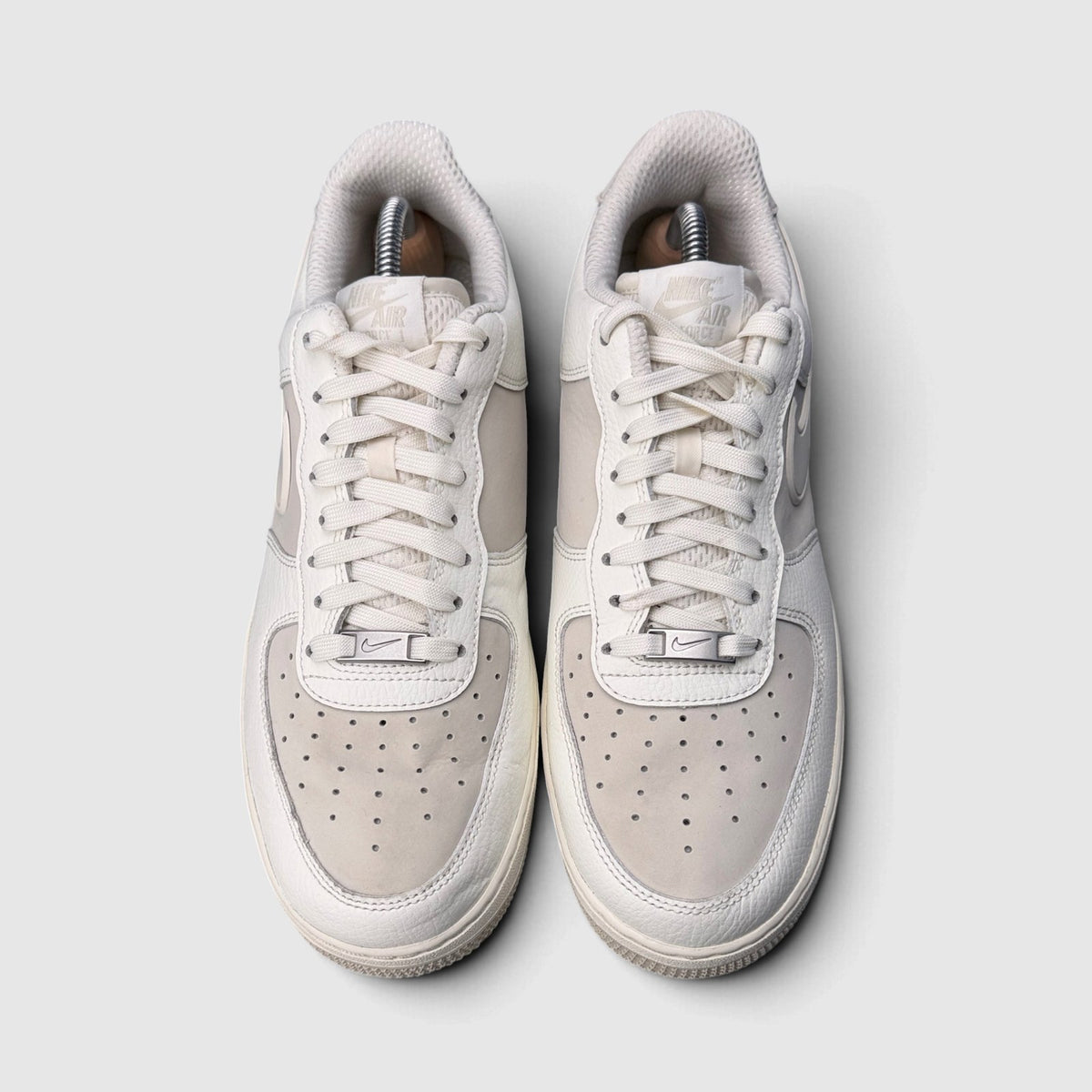 Nike Air Force 1 '07 LV8, buty sportowe męskie w bardzo dobrym stanie rozmiar 43, widok z góry