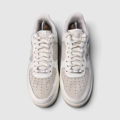 Nike Air Force 1 '07 LV8, buty sportowe męskie w bardzo dobrym stanie rozmiar 43, widok z góry