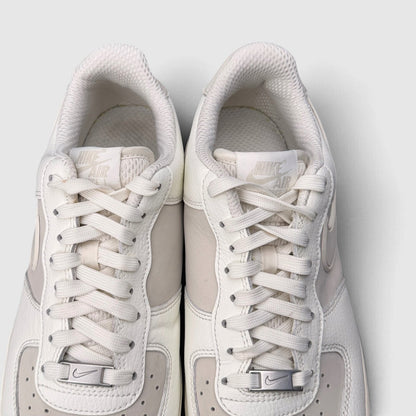 Nike Air Force 1 '07 LV8, buty sportowe męskie w bardzo dobrym stanie rozmiar 43, detal