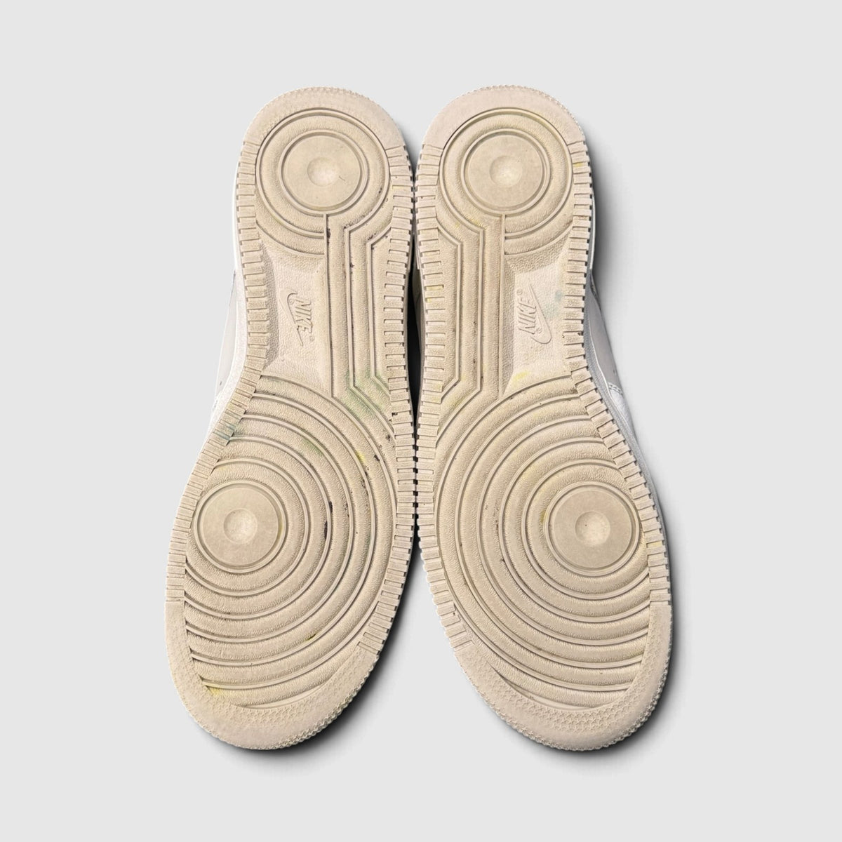 Nike Air Force 1 '07 LV8, buty sportowe męskie w bardzo dobrym stanie rozmiar 43, podeszwa