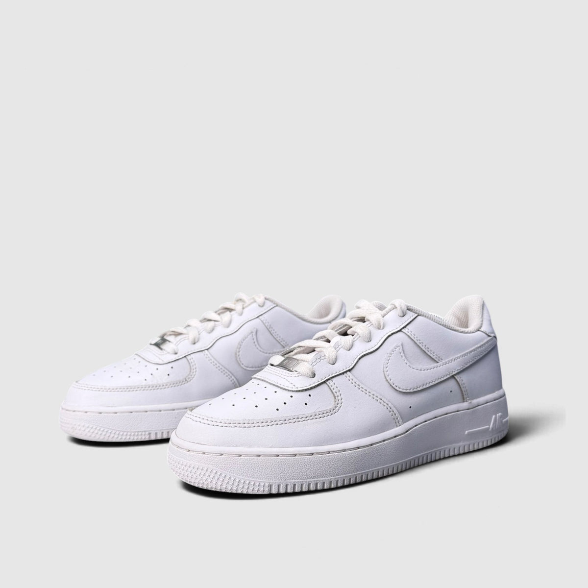 Nike Air Force 1 Low Triple White, buty sportowe damskie w bardzo dobrym stanie rozmiar 39, para butów