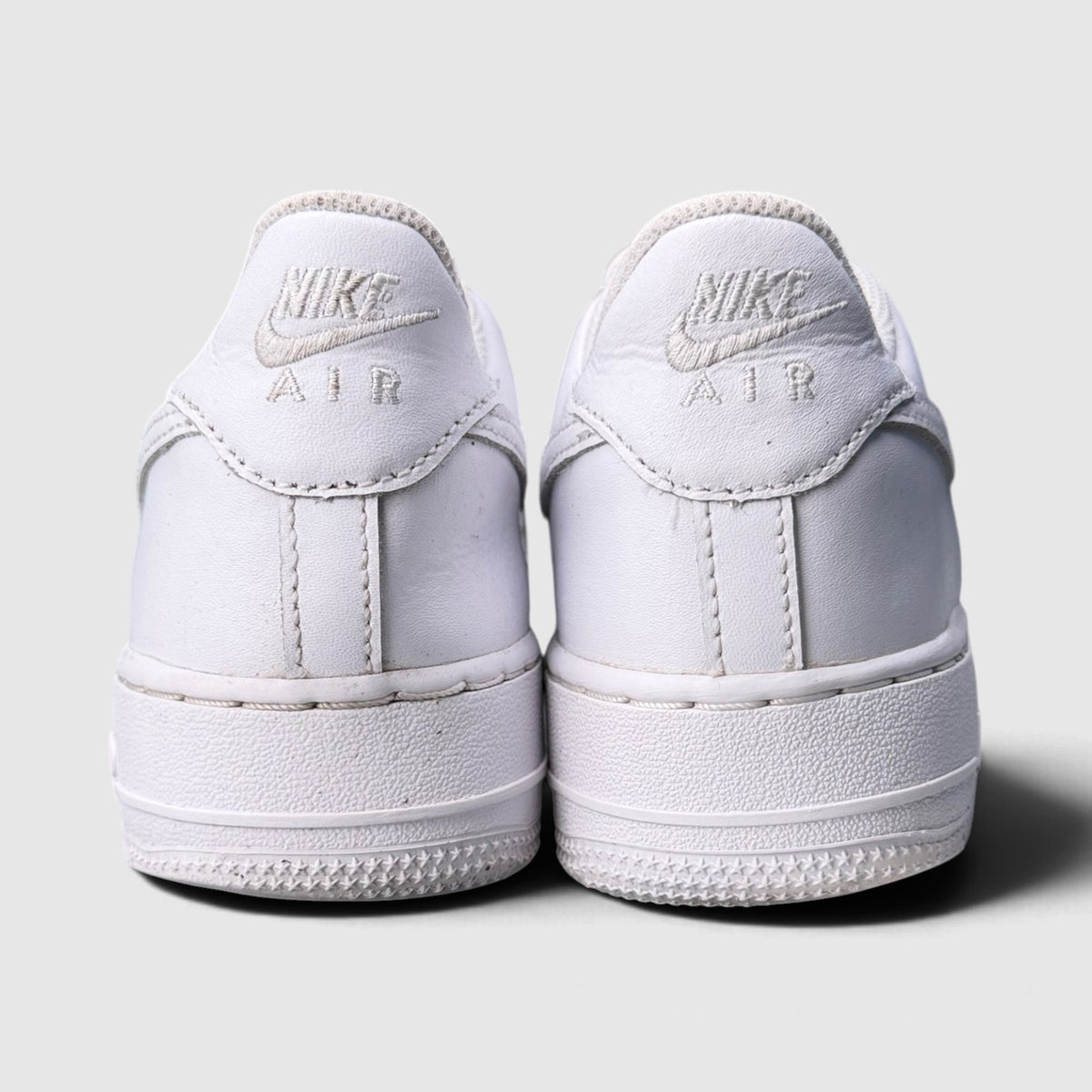 Nike Air Force 1 Low Triple White, buty sportowe damskie w bardzo dobrym stanie rozmiar 39, widok z tyłu