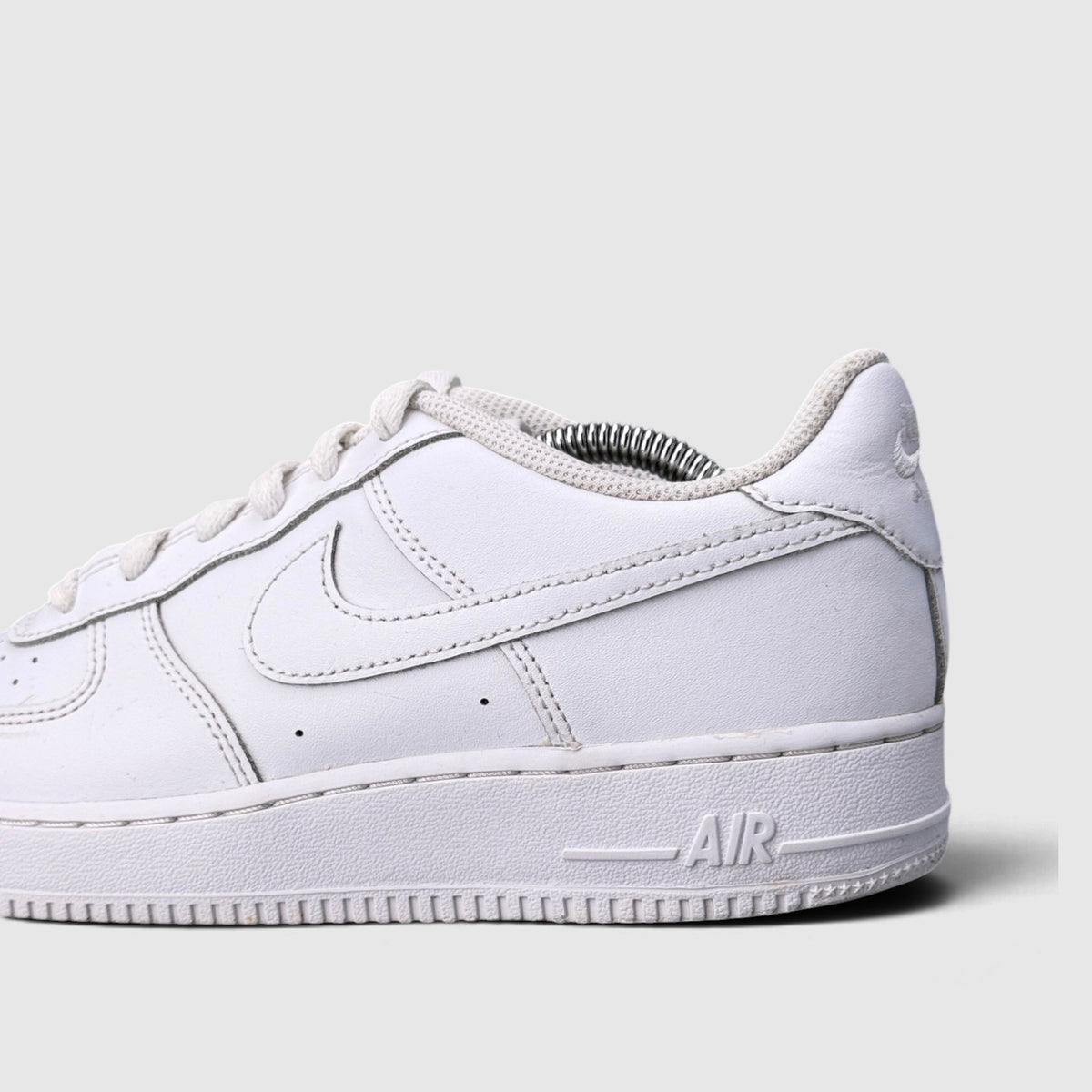 Nike Air Force 1 Low Triple White, buty sportowe damskie w bardzo dobrym stanie rozmiar 39, detal