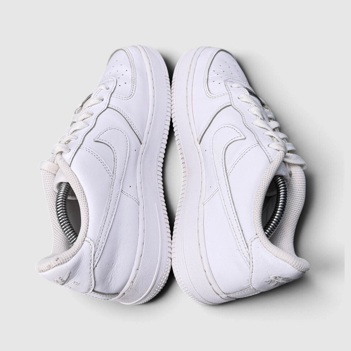 Nike Air Force 1 Low Triple White, buty sportowe damskie w bardzo dobrym stanie rozmiar 39, widok z góry