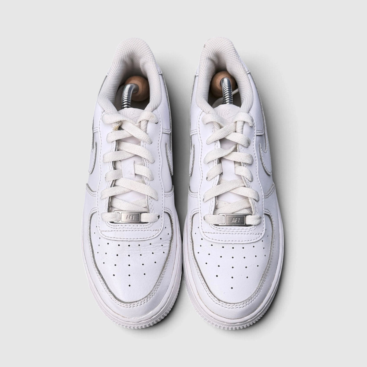 Nike Air Force 1 Low Triple White, buty sportowe damskie w bardzo dobrym stanie rozmiar 39, widok z góry