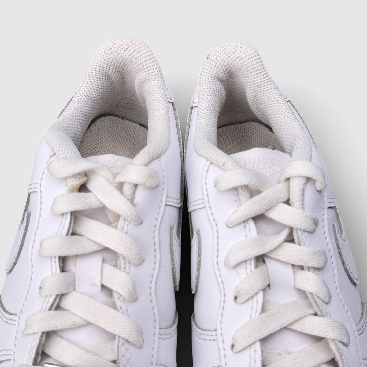 Nike Air Force 1 Low Triple White, buty sportowe damskie w bardzo dobrym stanie rozmiar 39, detal