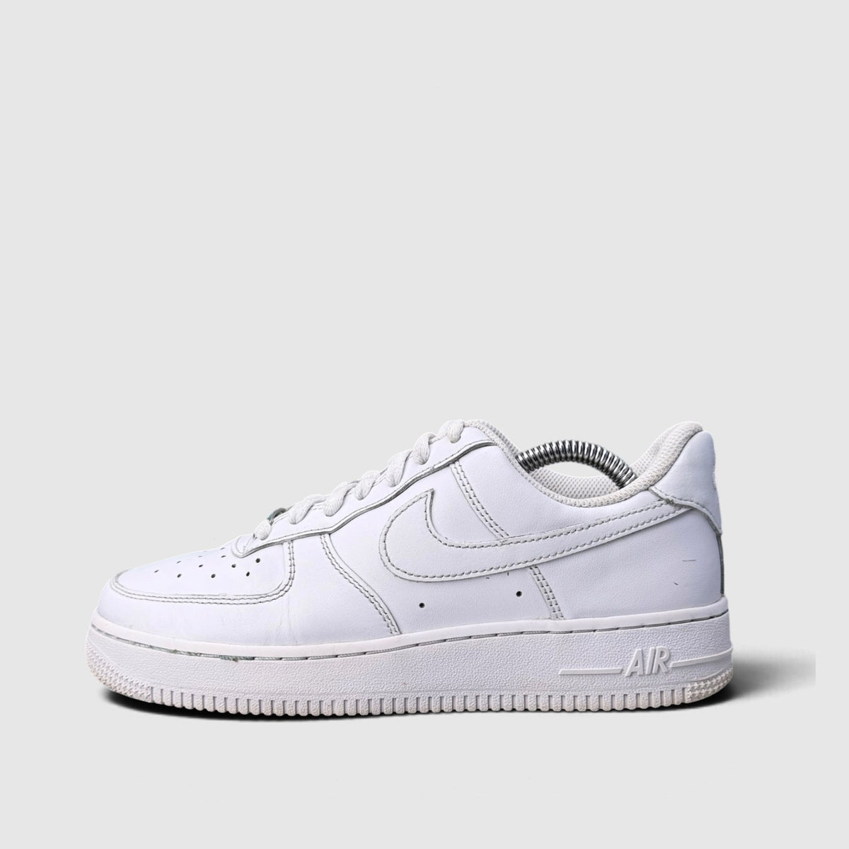 Nike Air Force 1 Low Triple White, buty sportowe damskie w bardzo dobrym stanie rozmiar 38, boczny profil, lewa strona