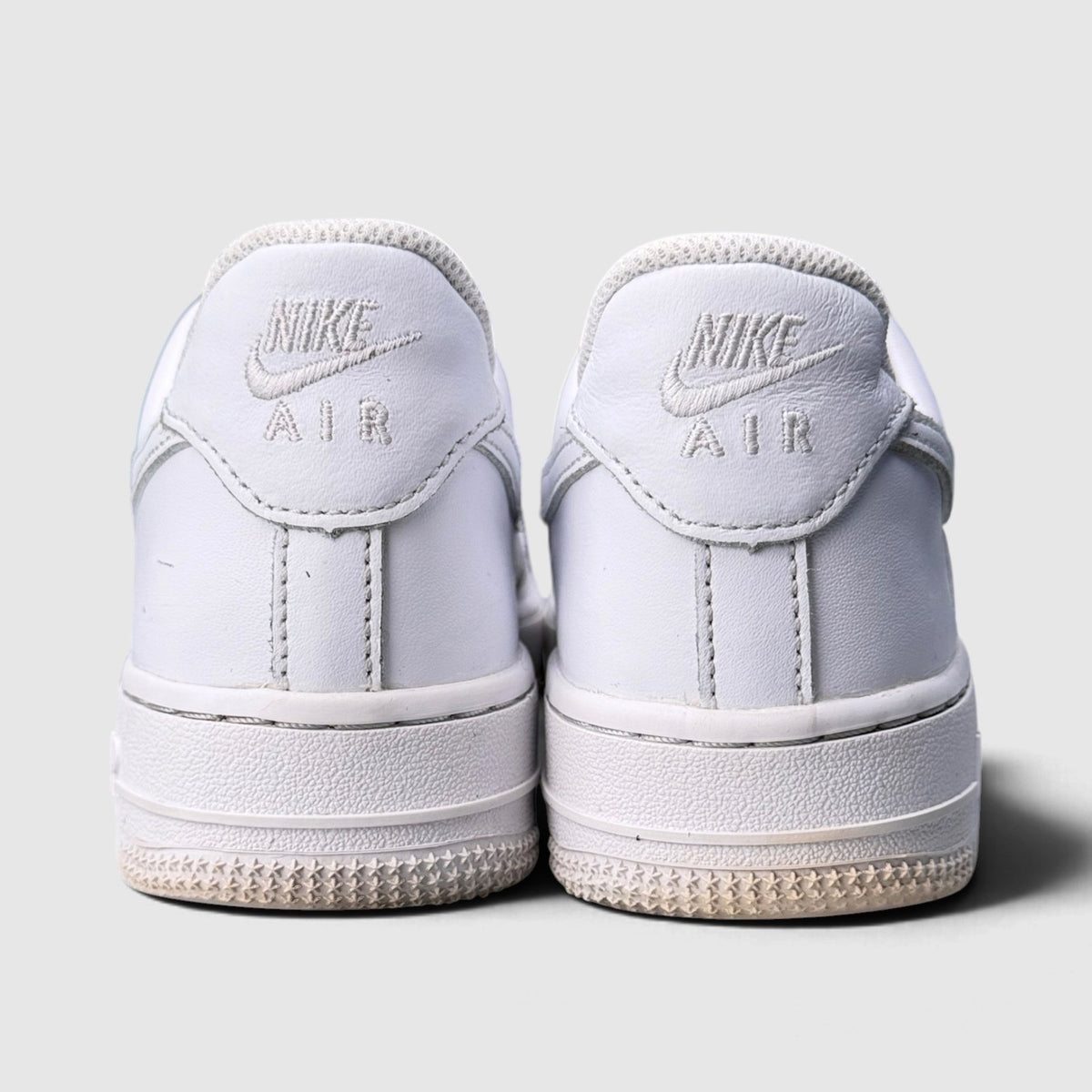 Nike Air Force 1 Low Triple White, buty sportowe damskie w bardzo dobrym stanie rozmiar 38, widok z tyłu