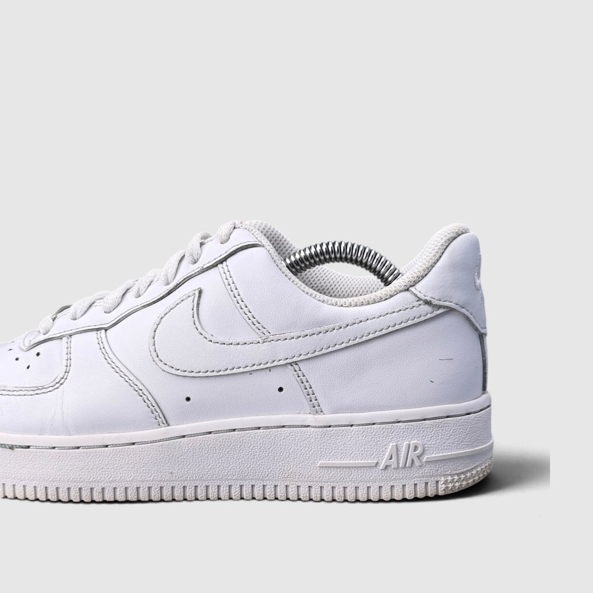 Nike Air Force 1 Low Triple White, buty sportowe damskie w bardzo dobrym stanie rozmiar 38, boczny profil, lewa strona