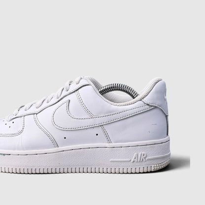Nike Air Force 1 Low Triple White, buty sportowe damskie w bardzo dobrym stanie rozmiar 38, boczny profil, lewa strona