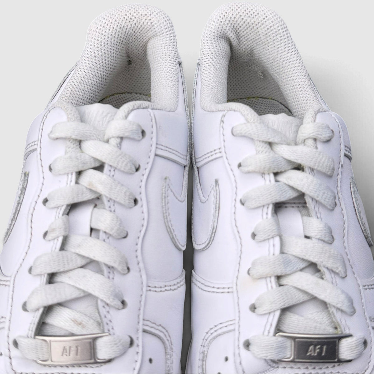 Nike Air Force 1 Low Triple White, buty sportowe damskie w bardzo dobrym stanie rozmiar 38, detal