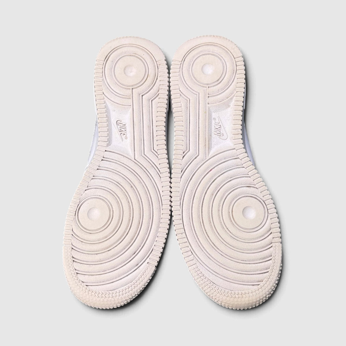 Nike Air Force 1 Low Triple White, buty sportowe damskie w bardzo dobrym stanie rozmiar 38, podeszwa