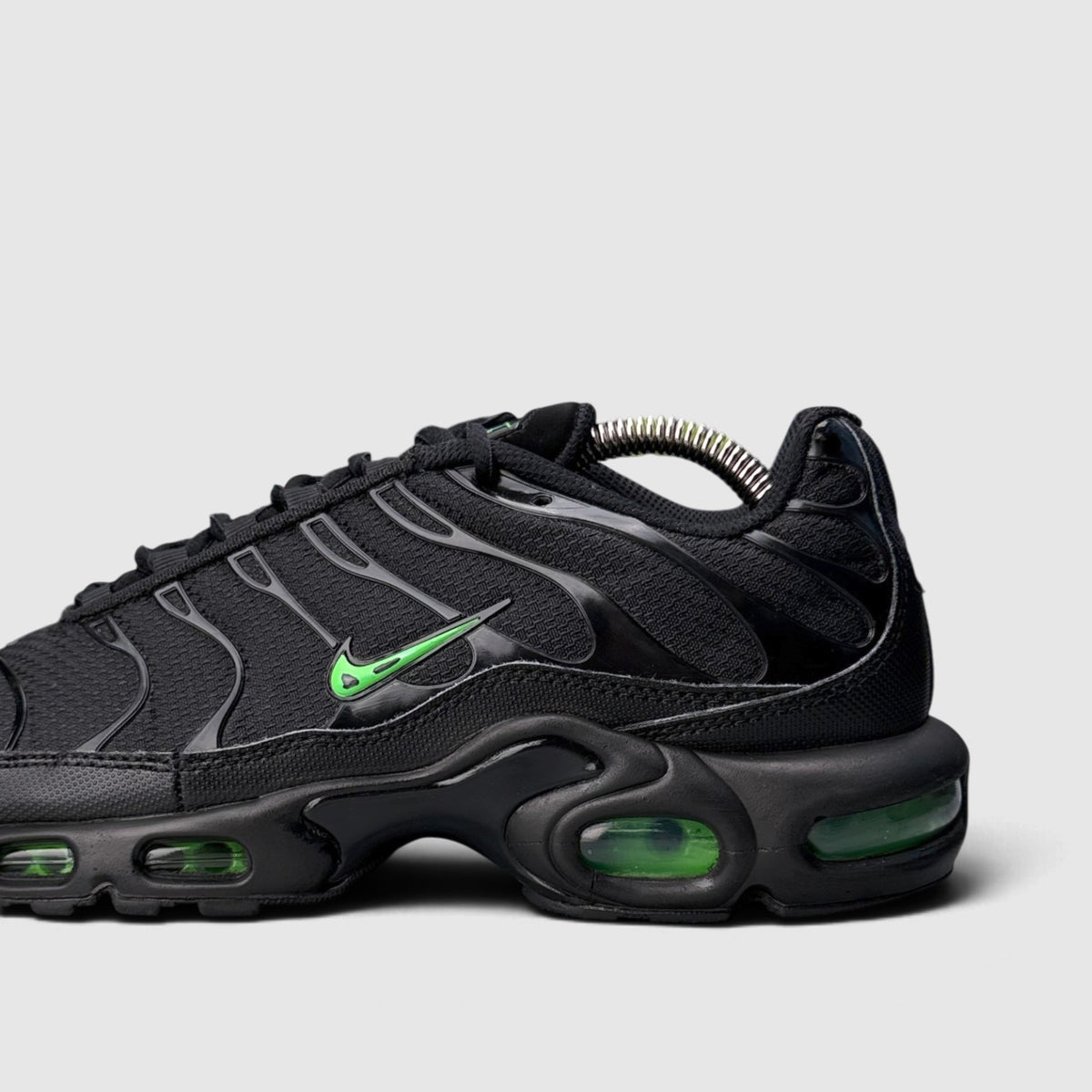 Nike Air Max Plus Green Strike, buty sportowe męskie w bardzo dobrym stanie rozmiar 41, boczny profil, lewa strona