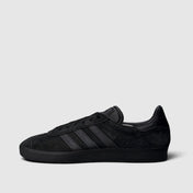 Adidas Gazelle Triple Black, buty sportowe męskie w bardzo dobrym stanie rozmiar 45 1/3, boczny profil, lewa strona