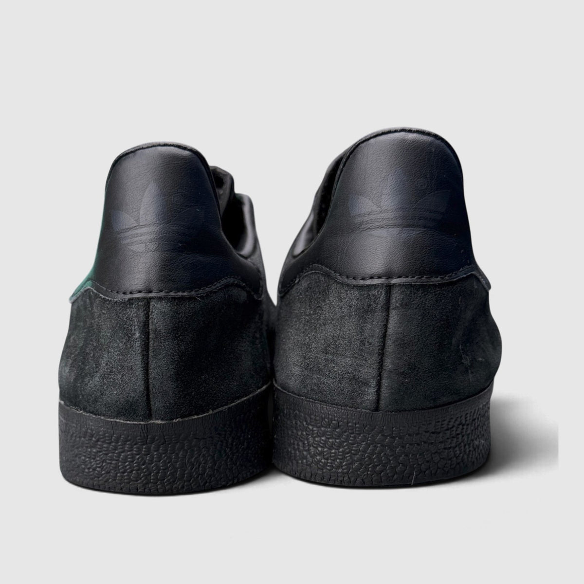Adidas Gazelle Triple Black, buty sportowe męskie w bardzo dobrym stanie rozmiar 45 1/3, widok z tyłu